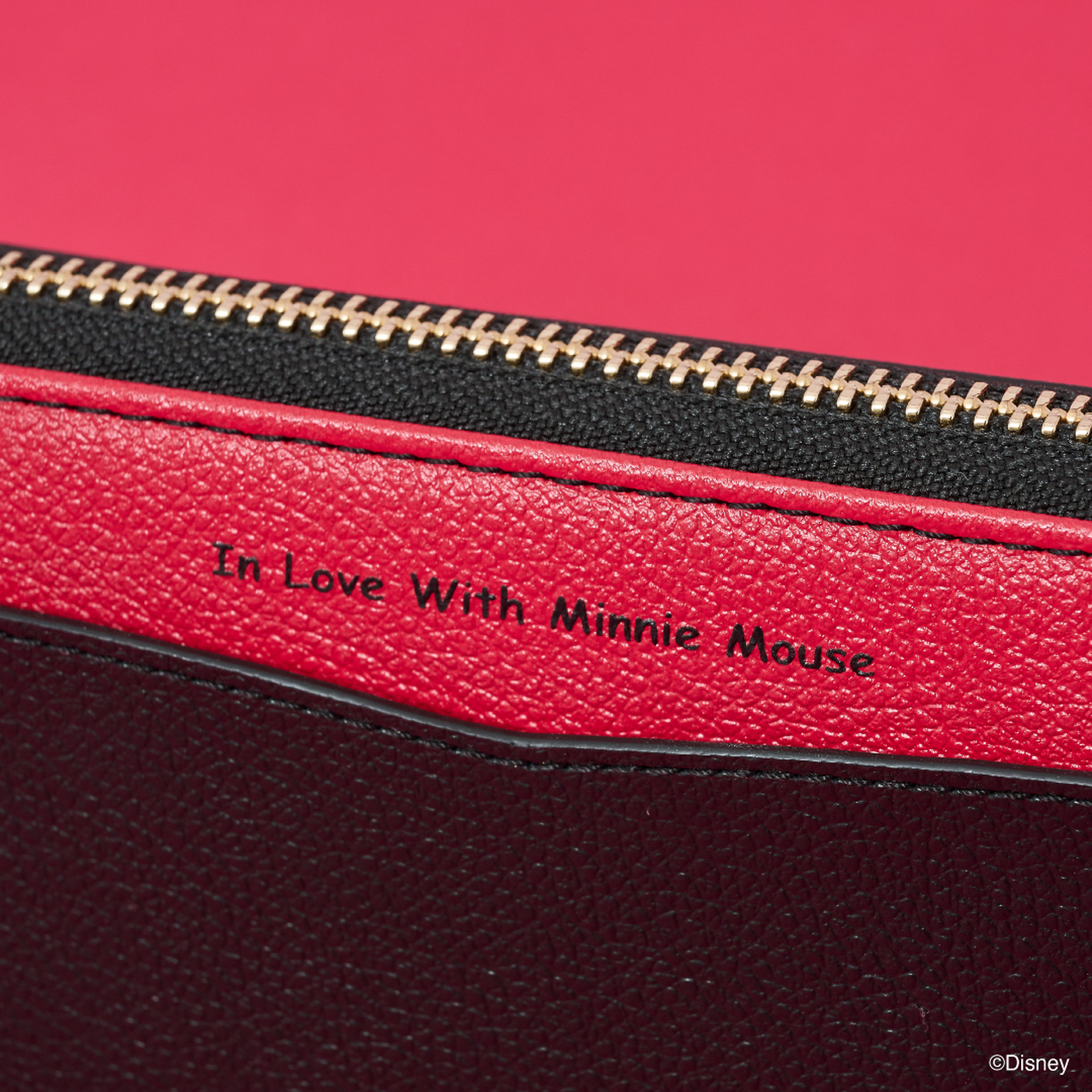 ペアで並べるとミッキーとミニーがハートを手で作るデザインだ