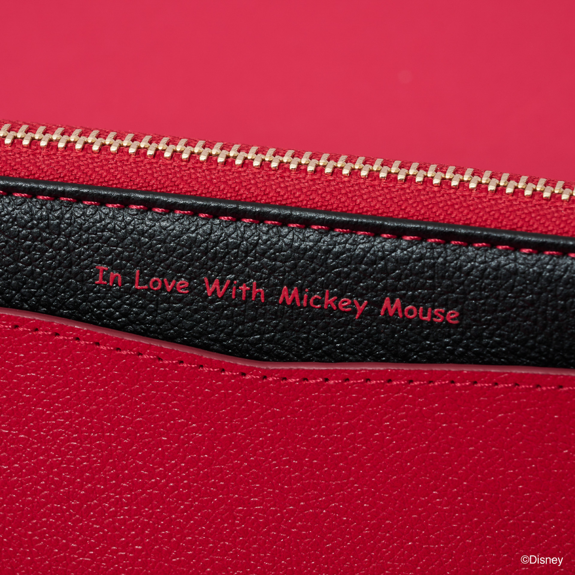 ペアで並べるとミッキーとミニーがハートを手で作るデザインだ