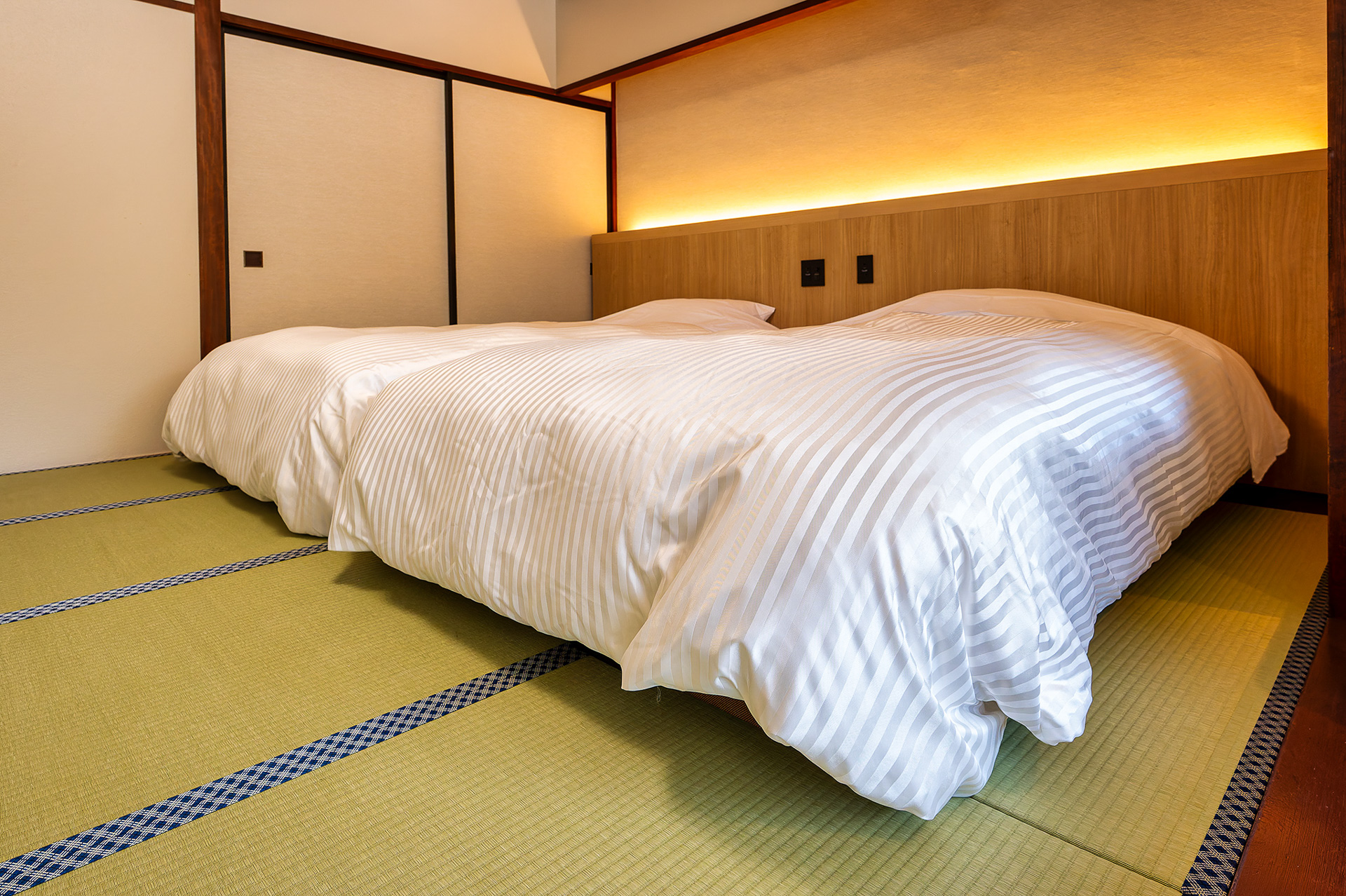 低めのベッドで和の雰囲気を活かしている
