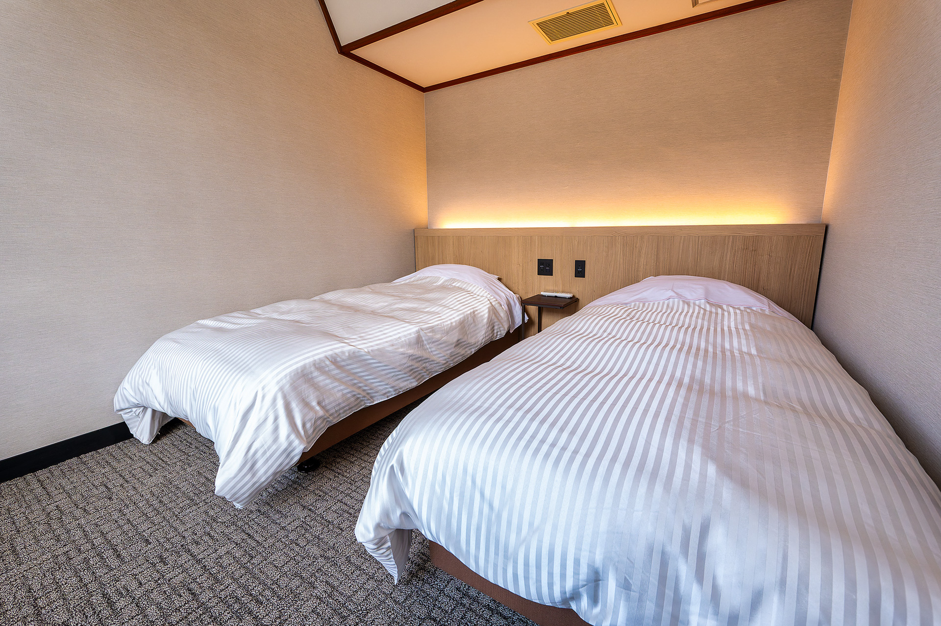 もう1部屋寝室があり、こちらも低めのベッドで統一している