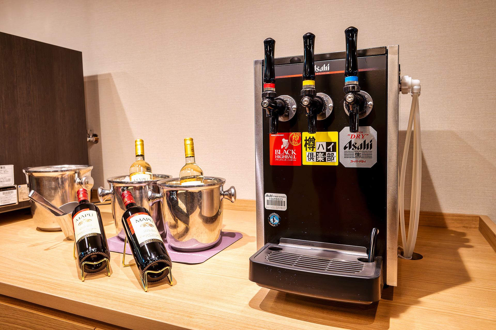 「湯上がりラウンジ」にはフリードリンクも用意。ただしアルコール類は朝の提供はなし