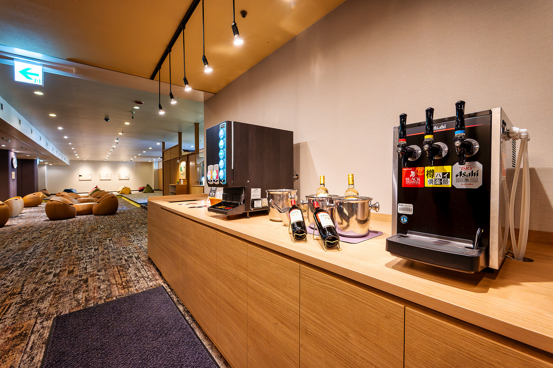 「湯上がりラウンジ」にはフリードリンクも用意。ただしアルコール類は朝の提供はなし