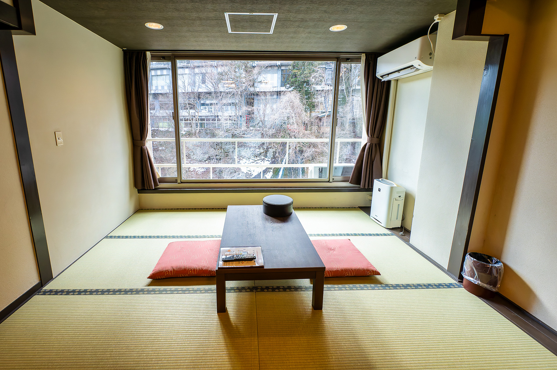 浴衣姿で語らうもよし、寛ぐもよし。川のせせらぐ音でもリラックスすること間違いなし