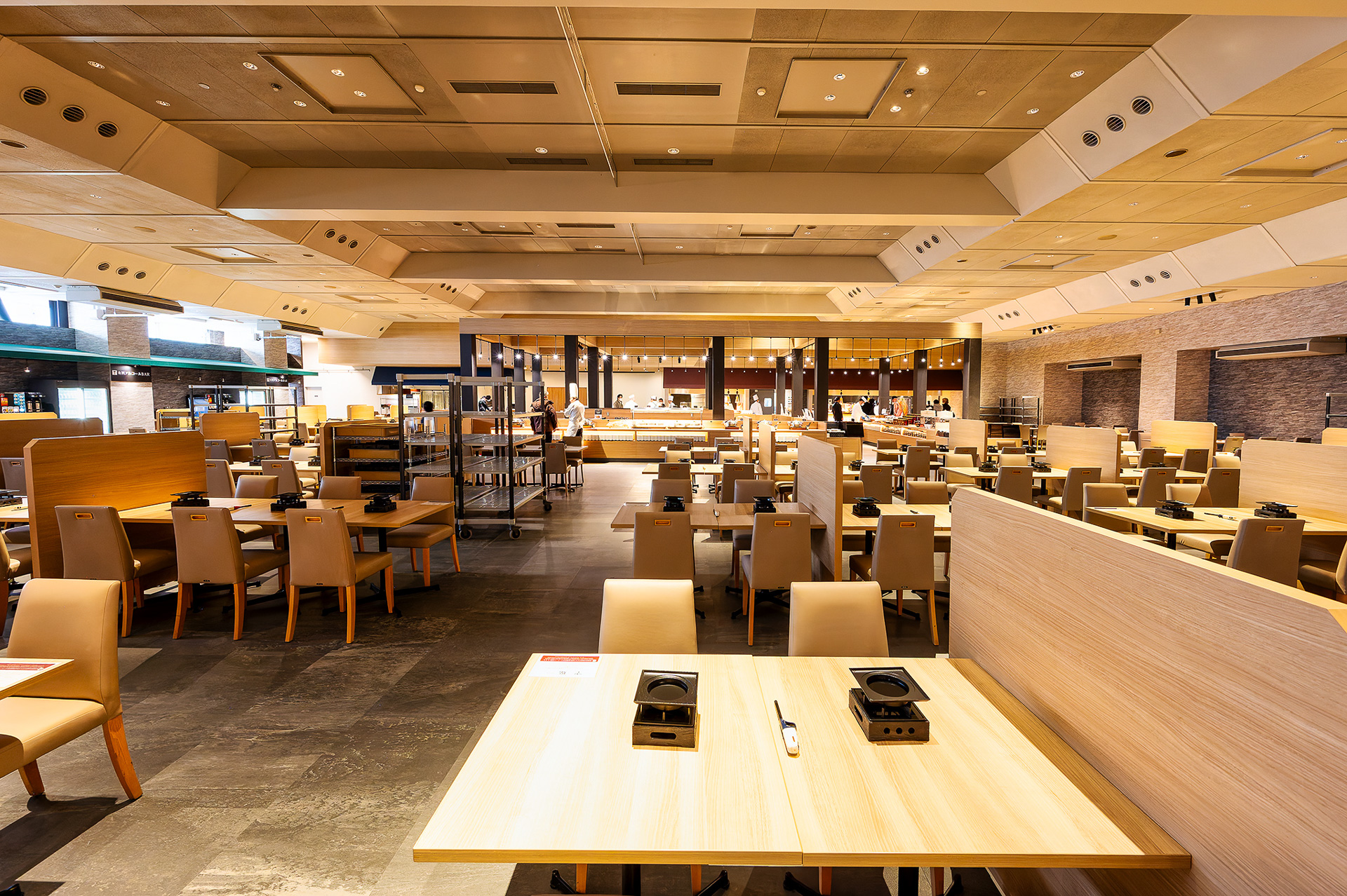 開放的な空間でビュッフェスタイルの食事を堪能できる