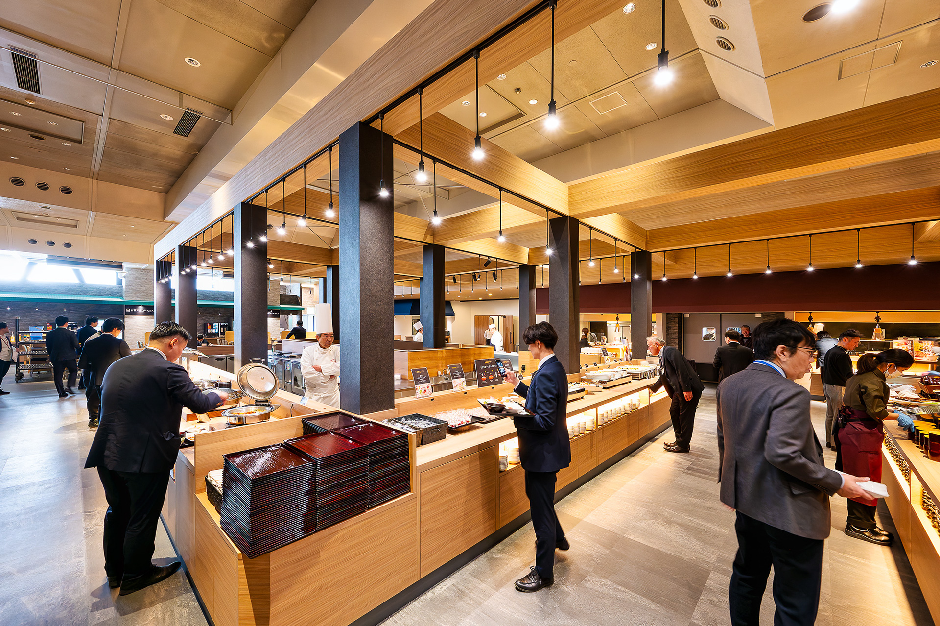 新設したロの字形の料理ボードで料理も取りやすい