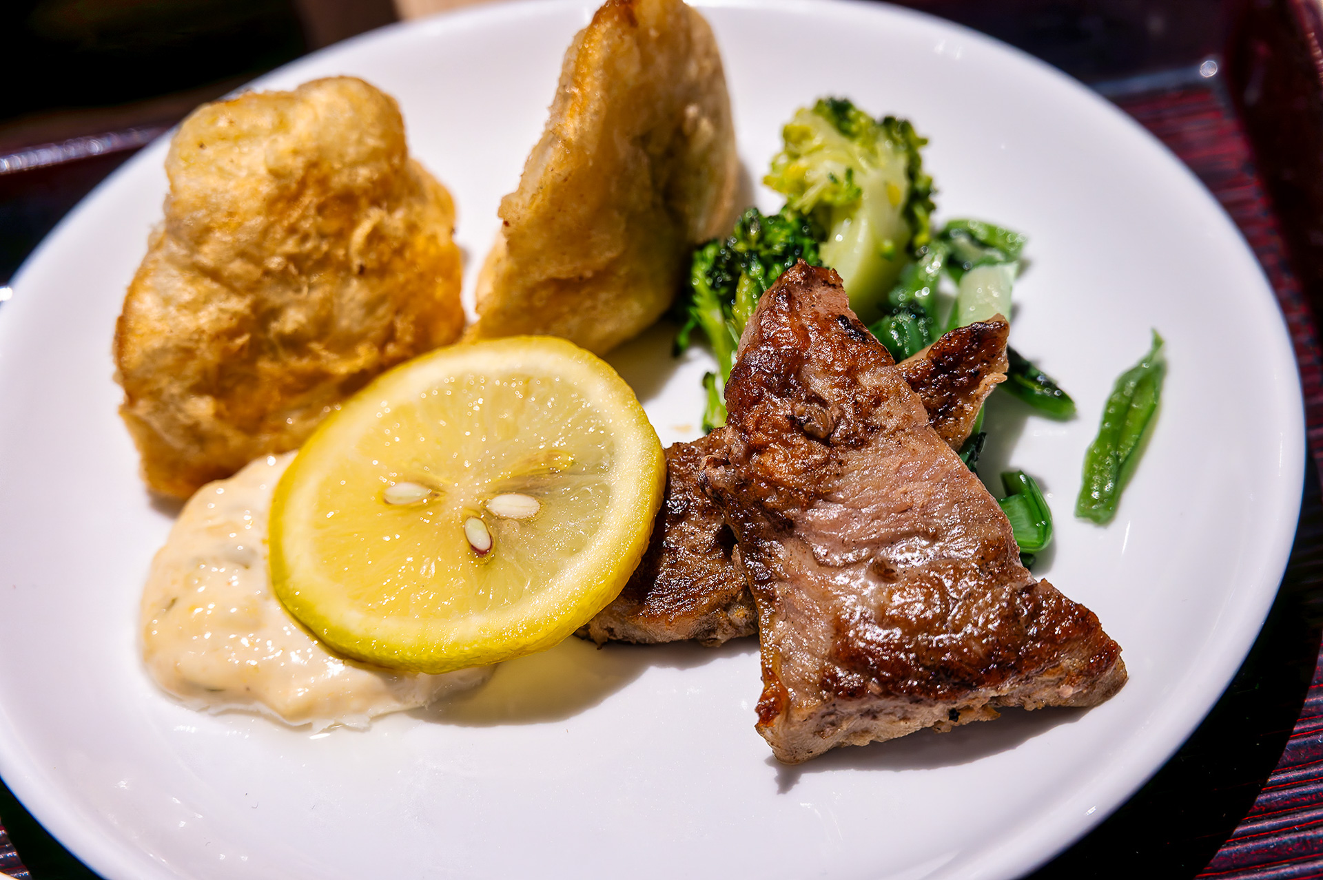 ニラ餃子の天ぷらとサーロインステーキもライブキッチンにて