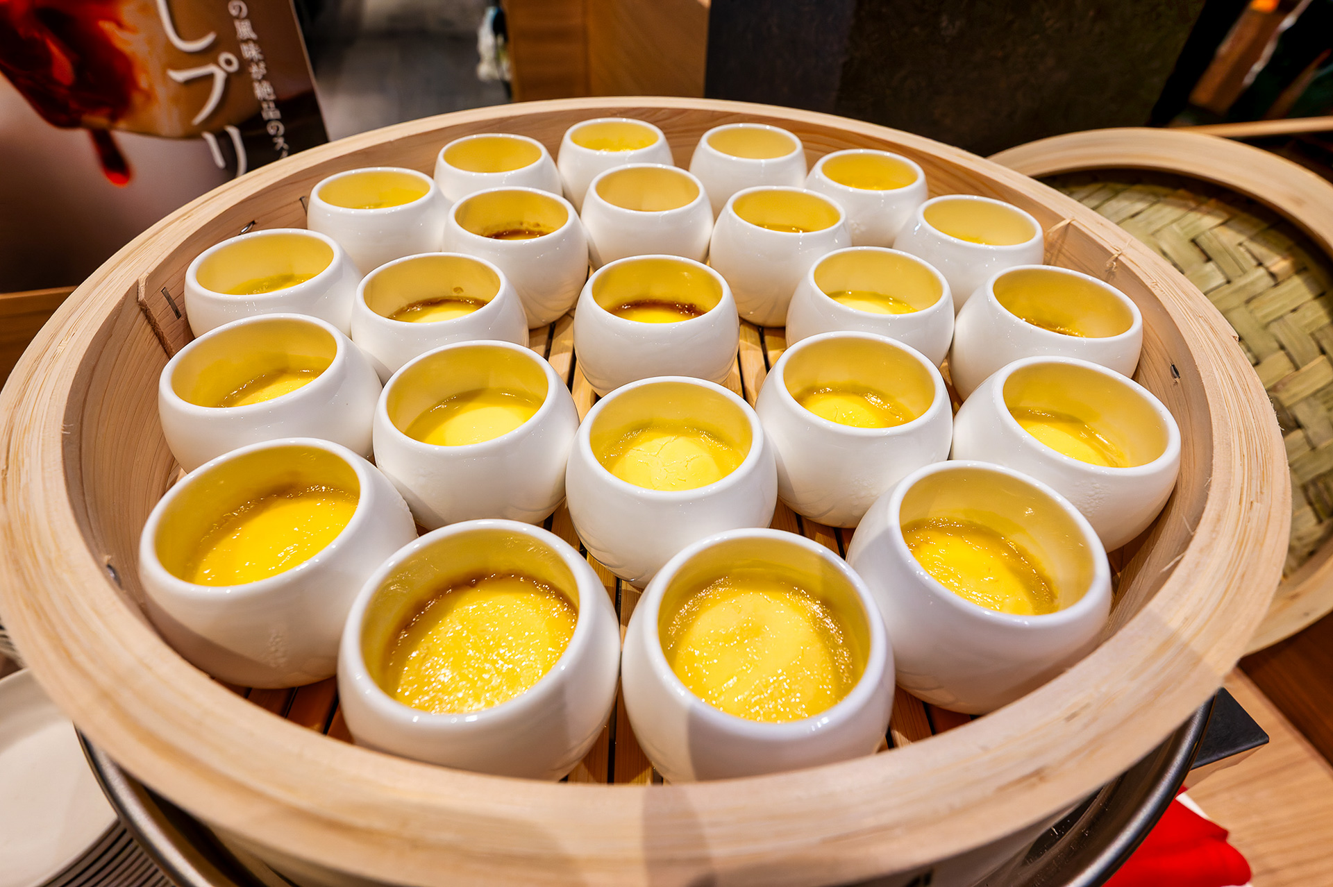 ほろ苦いカラメルと濃厚なたまごの風味が絶品の極楽蒸しプリン