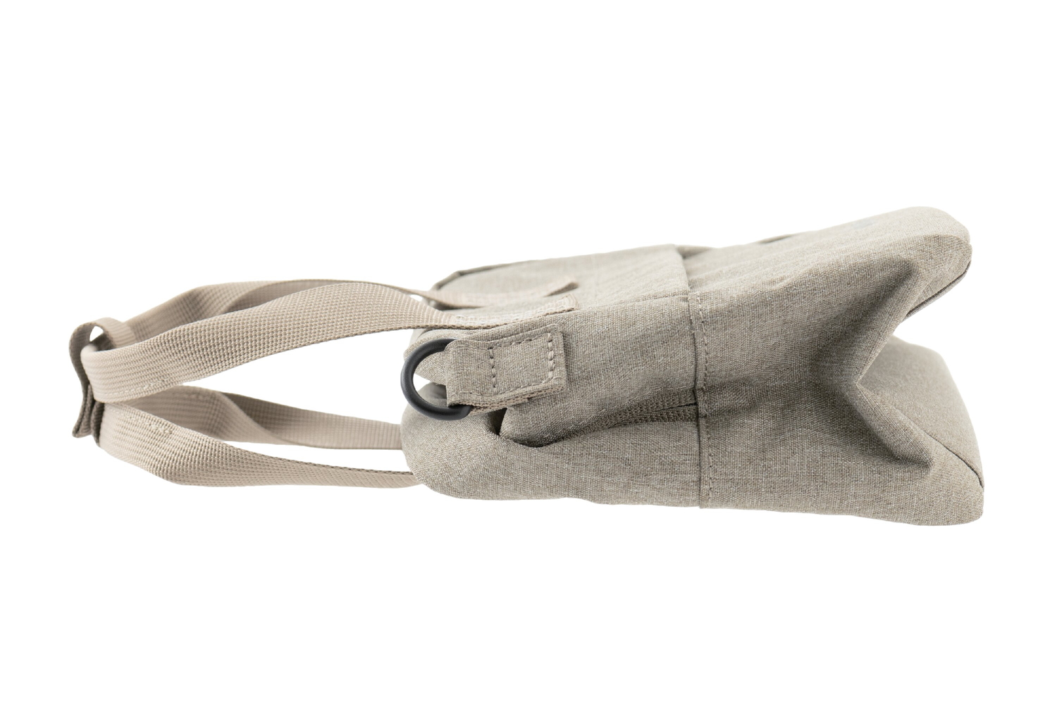 たたんでコンパクトに収納できる