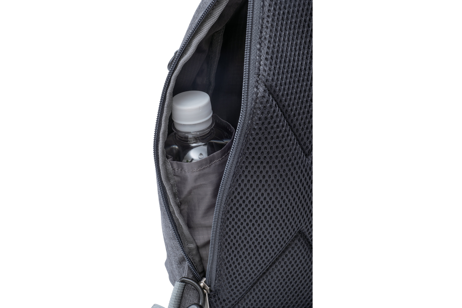 背面直結でスムーズに荷物を取り出せる