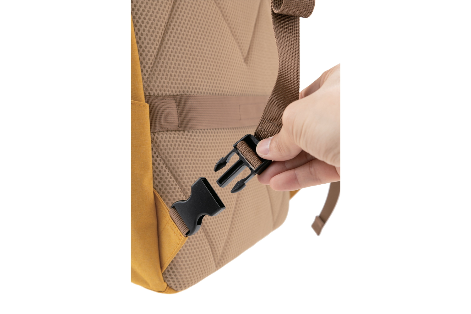 片手で外せるバックルでトートとリュックを簡単に切り替え