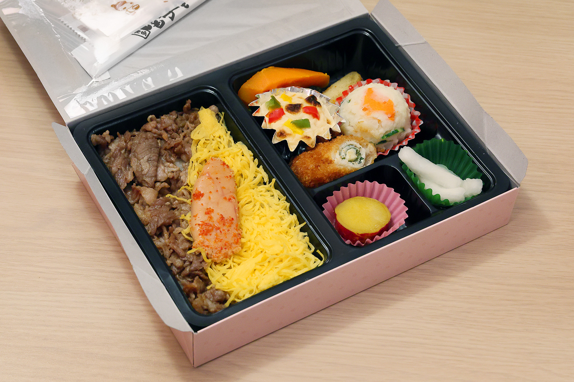 豊後牛ややまやの辛子明太子などバラエティに富んだ九州の味がギッシリ詰まったお弁当です