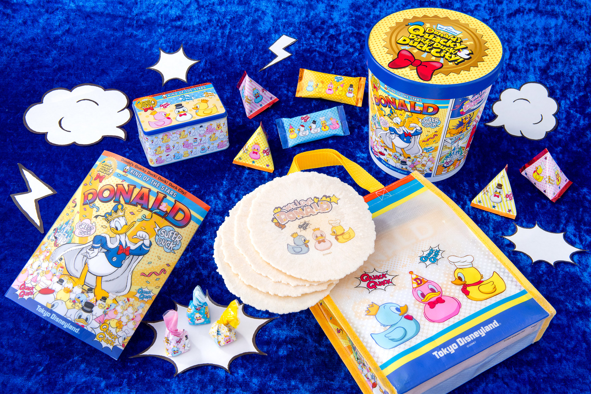 “クワッキーダック”なド派手デザインの生活雑貨やお土産用のお菓子もたっぷり発売する
