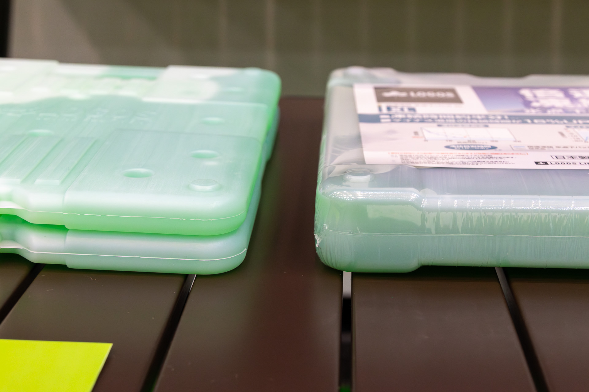 「倍速凍結・氷点下パック XL」（写真右）と並べたところ。厚さが半分ほどになっているのが分かる