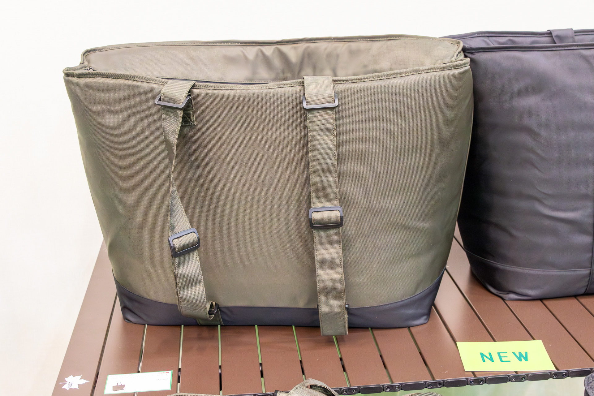 トートリュッククーラーシリーズは背負うこともできる2WAYデザイン