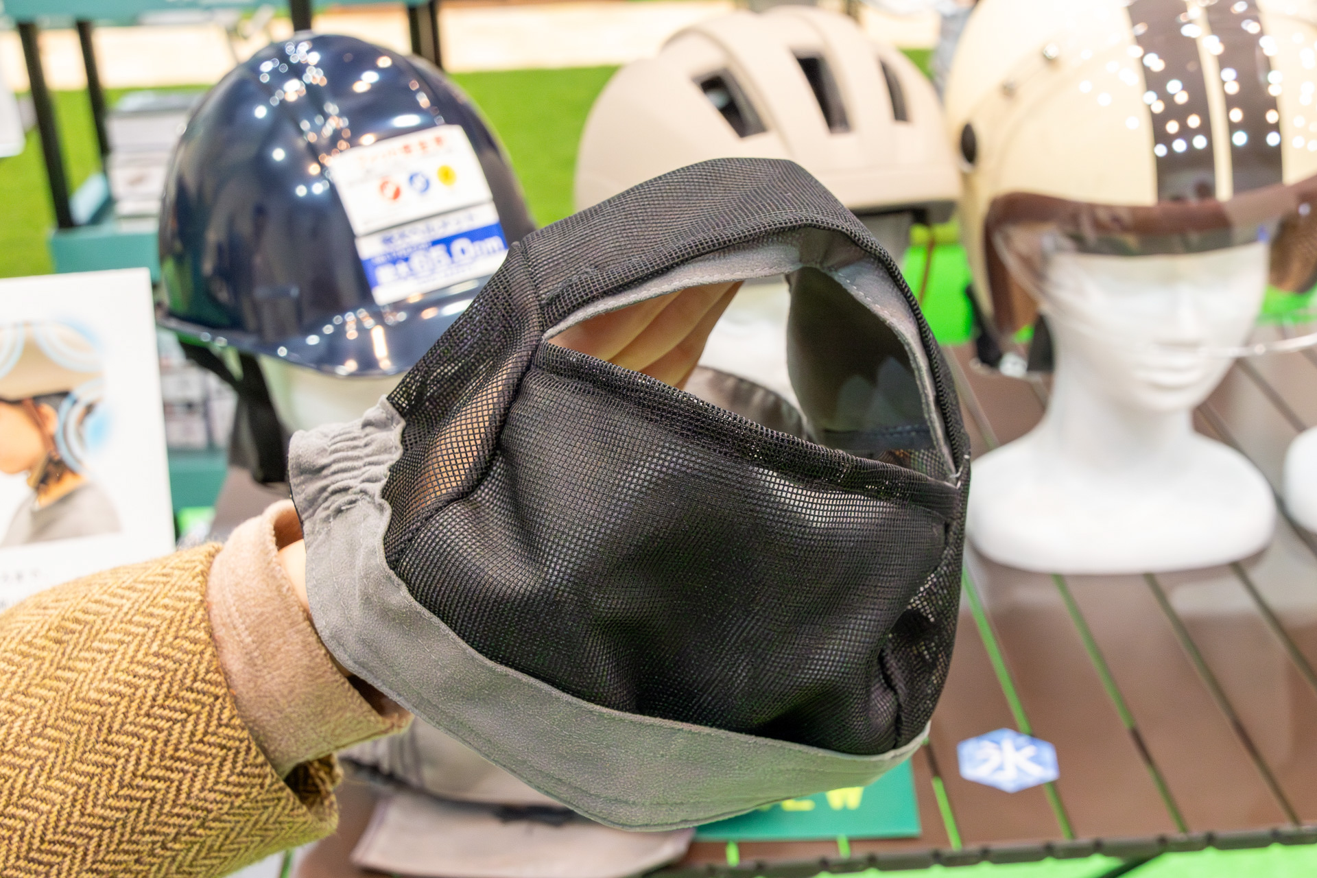 結んだ髪を出せるようになっている