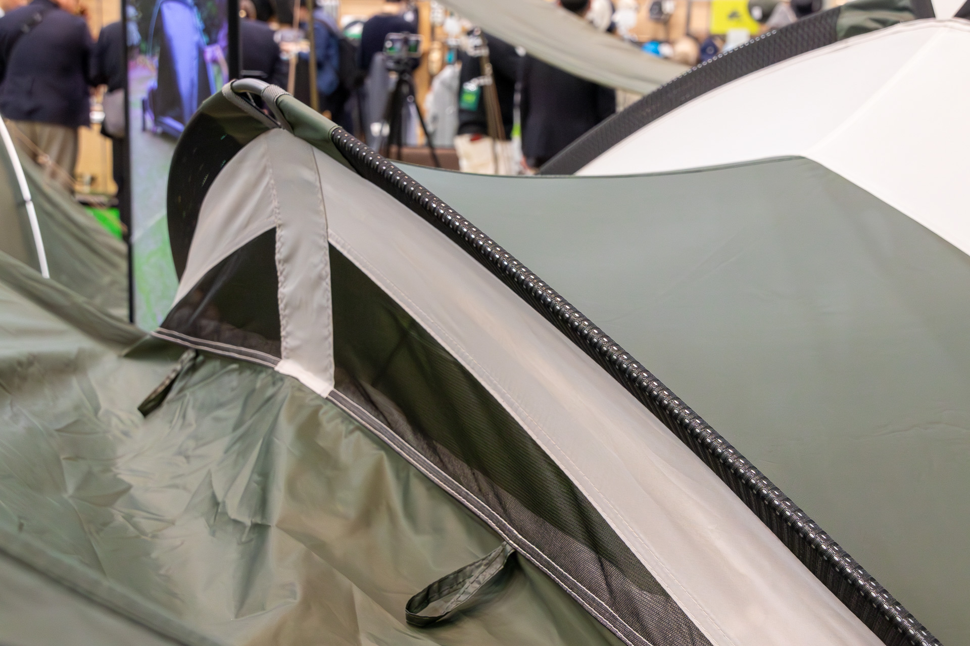 屋根の段差部分は風通しがよいメッシュ構造になっている