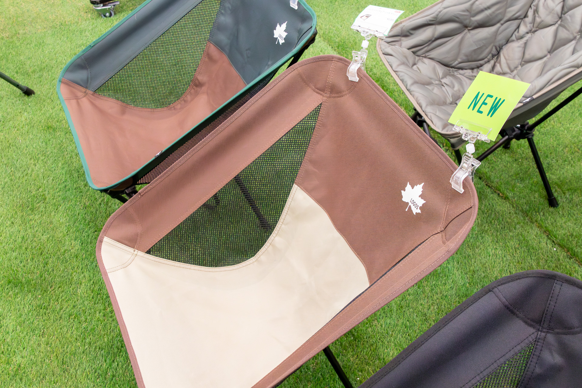 ポリエステル素材のシートは3種類のカラーバリエーションを用意