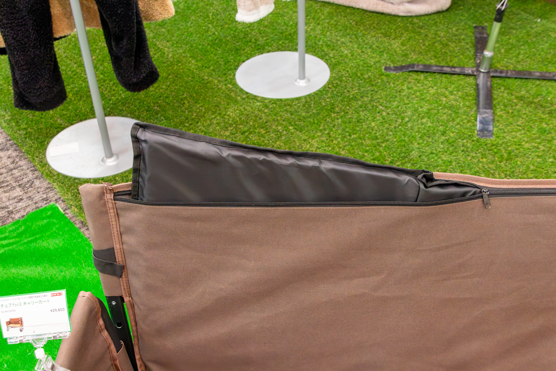 背面や底面にはクッション性のあるパッドが挿入されている