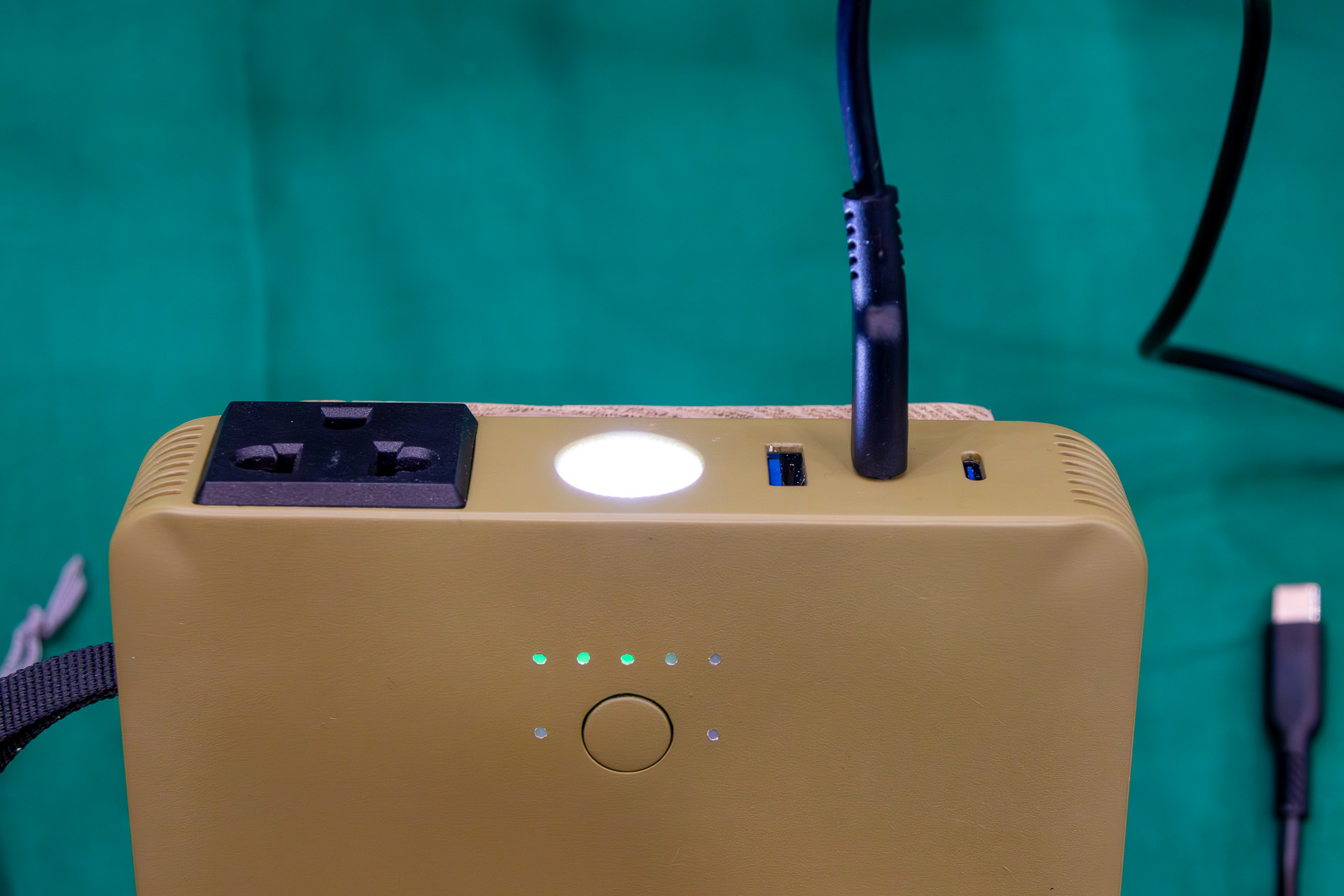 ACコンセント、LED灯、USB Type-A、USB Type-C×2を備えている