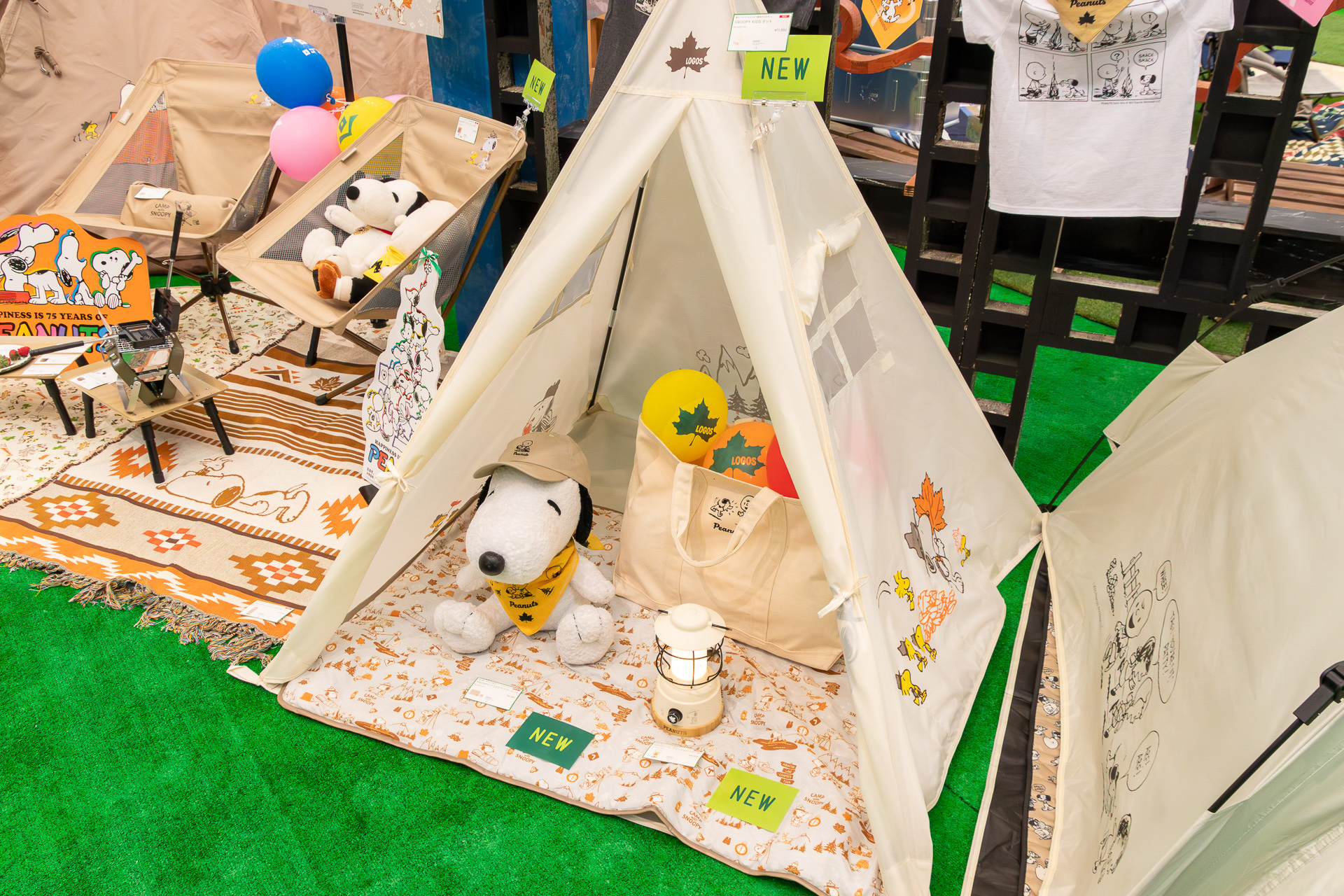 「SNOOPY KIDS テント」と「SNOOPY アウトドアブランケット」 &copy;2025 Peanuts Worldwide LLC