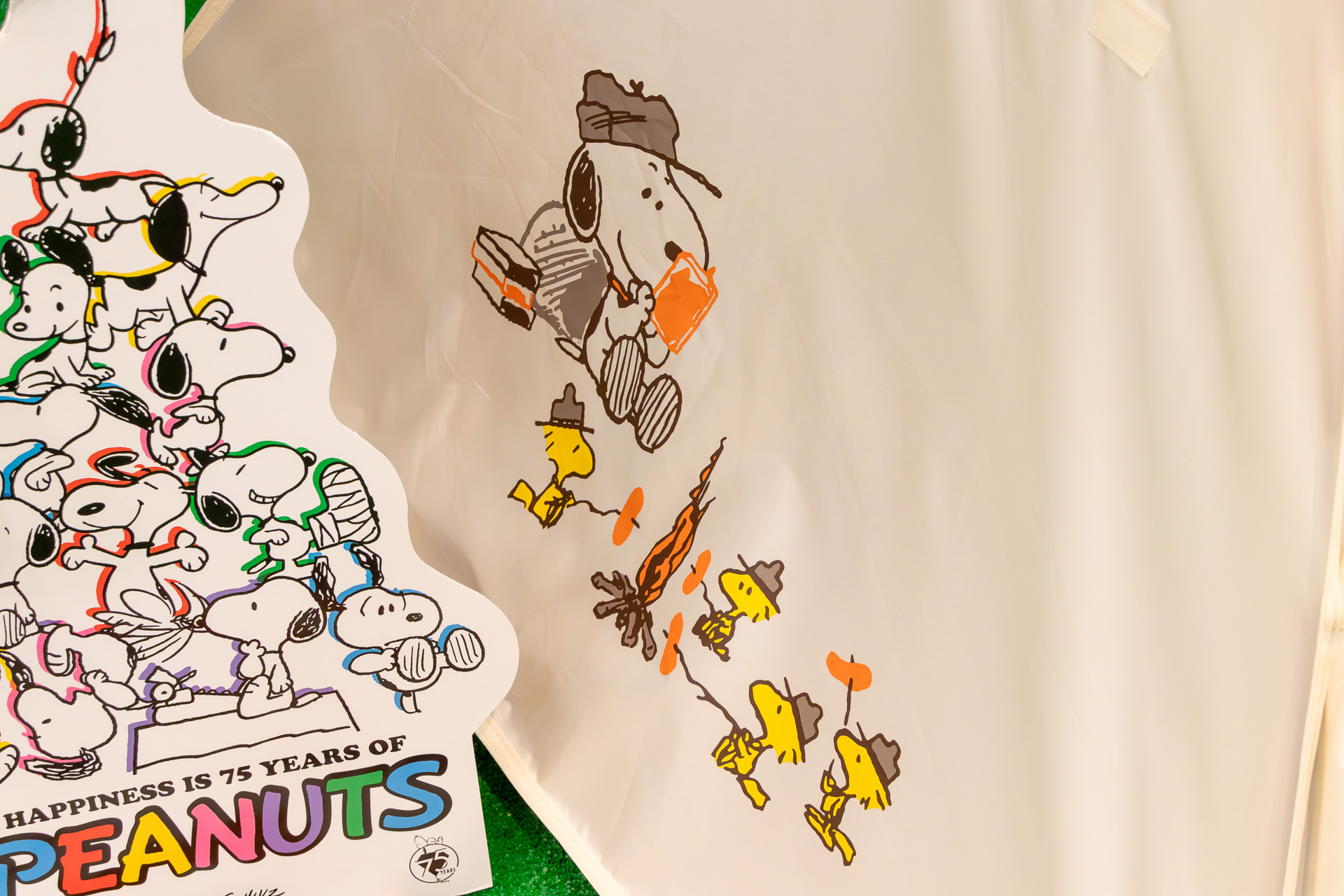 テントの側面に描かれているスヌーピーたち &copy;2025 Peanuts Worldwide LLC