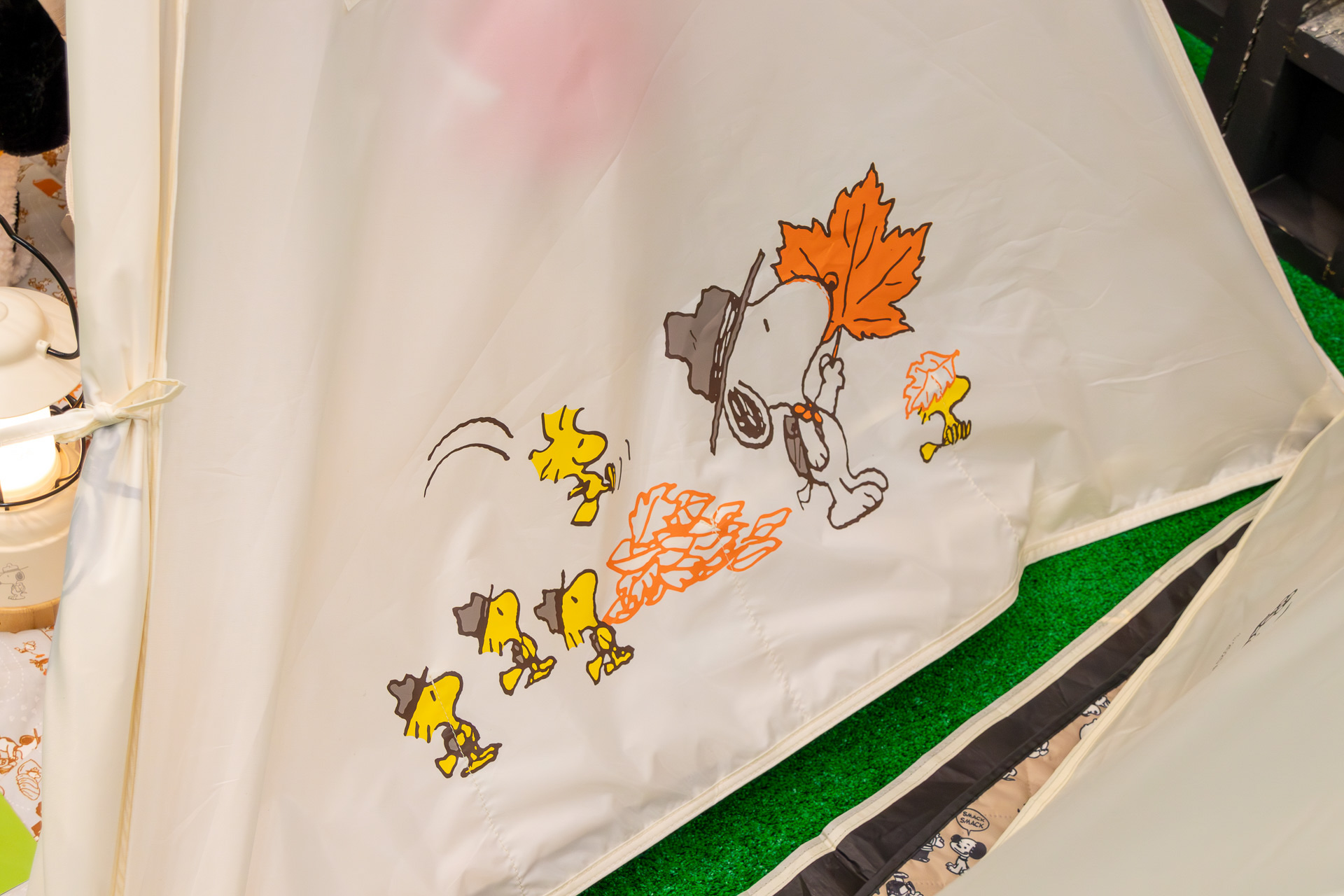 テントの側面に描かれているスヌーピーたち &copy;2025 Peanuts Worldwide LLC