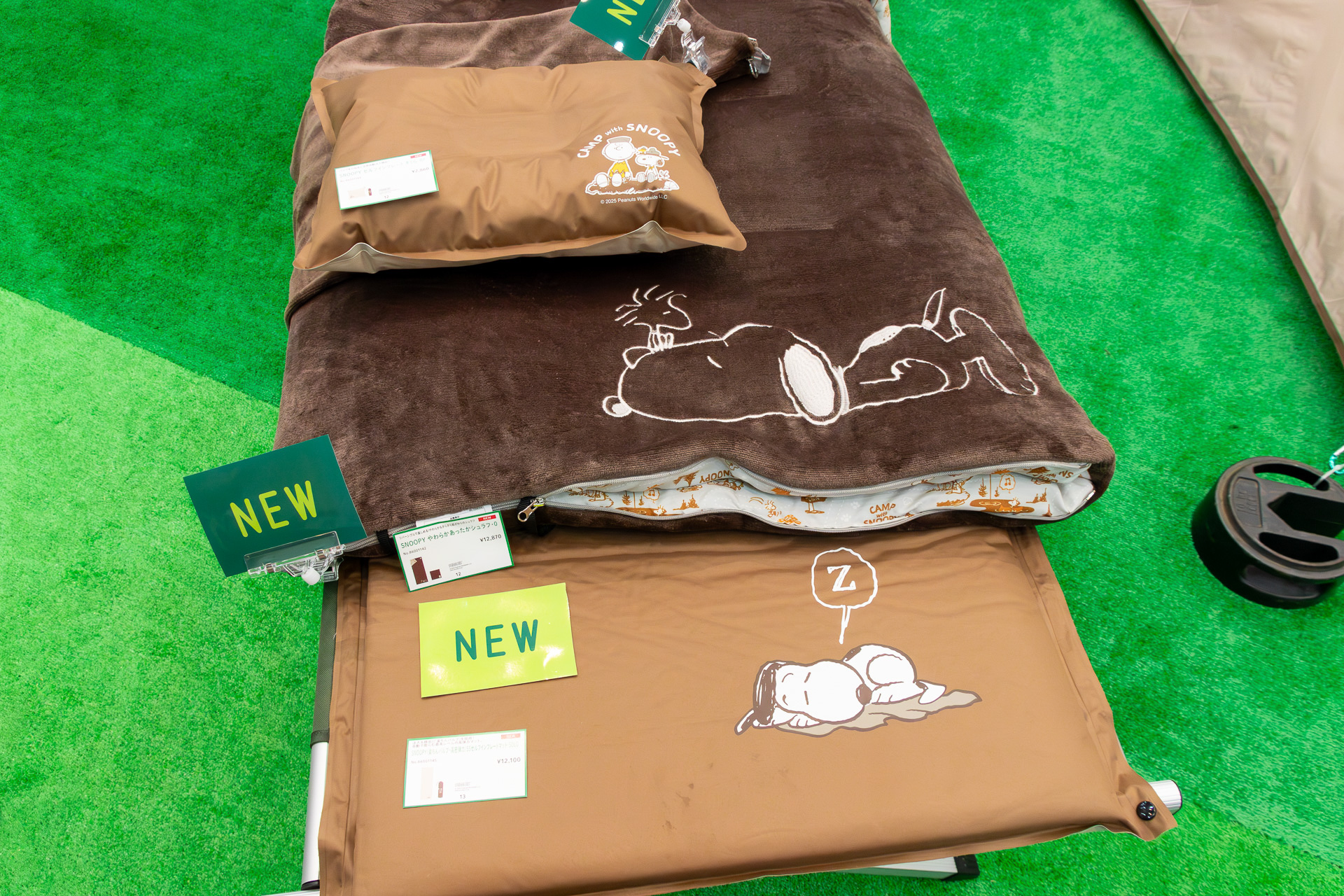 「SNOOPY（楽ちんバルブ・高密弾力）55 セルフインフレートマット・SOLO」「SNOOPY やわらかあったかシュラフ・0」「SNOOPY セルフインフレート まくら-BF」 &copy;2025 Peanuts Worldwide LLC
