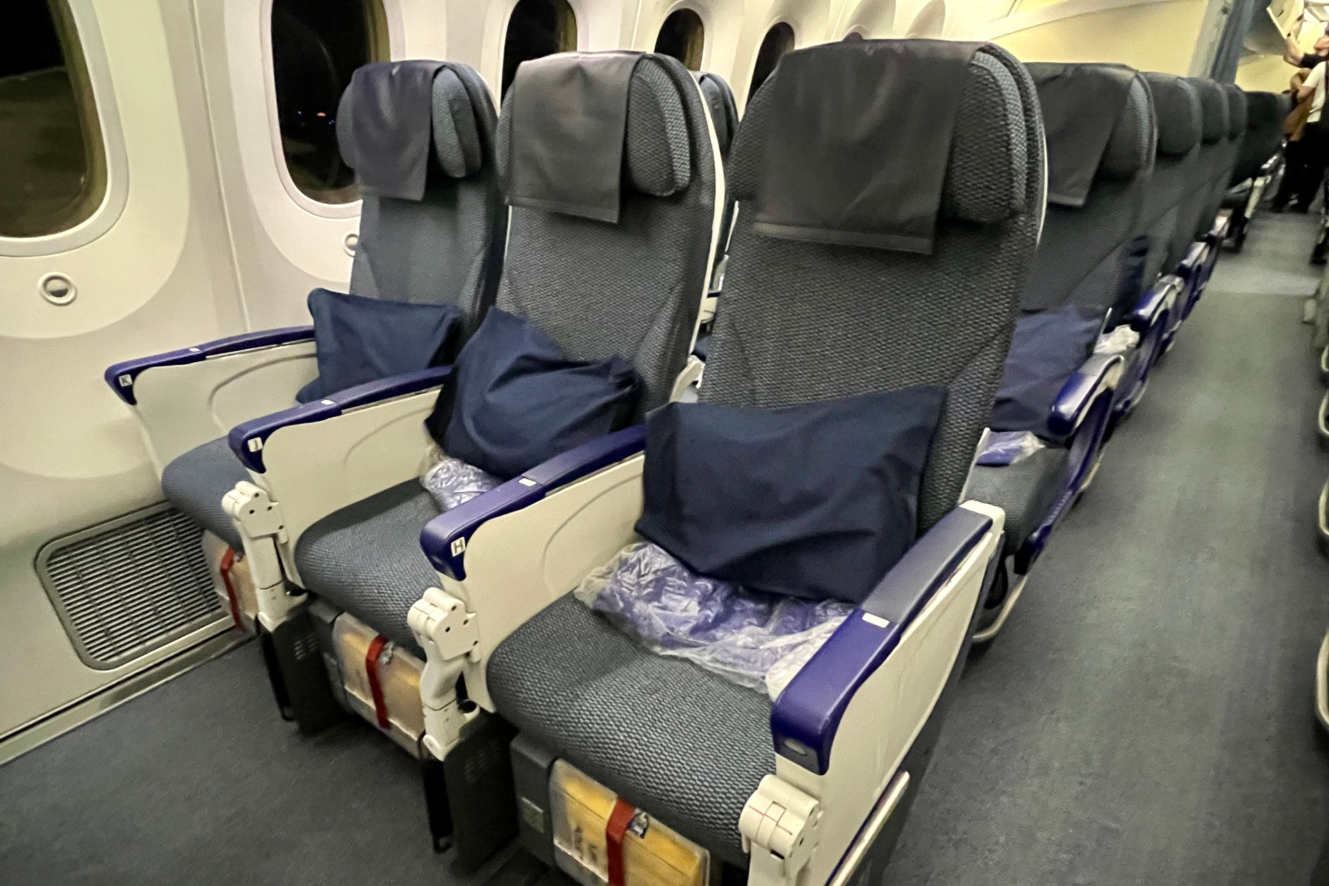 ANA ボーイング 787-8型機（184席仕様）のエコノミークラス最前列バルクヘッド席