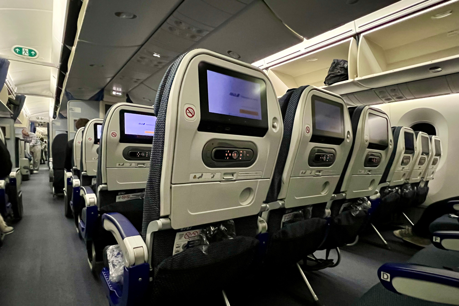 エコノミークラスの通常席。全席共通で個人用のタッチスクリーン式モニター、USBポート（TypeA×1）、ユニバーサルAC電源などを完備