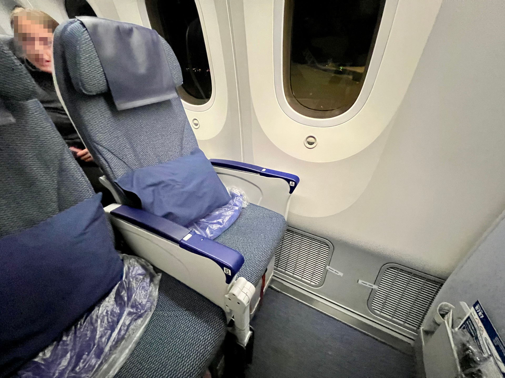 実際に利用したエコノミークラスのバルクヘッド席（窓側）