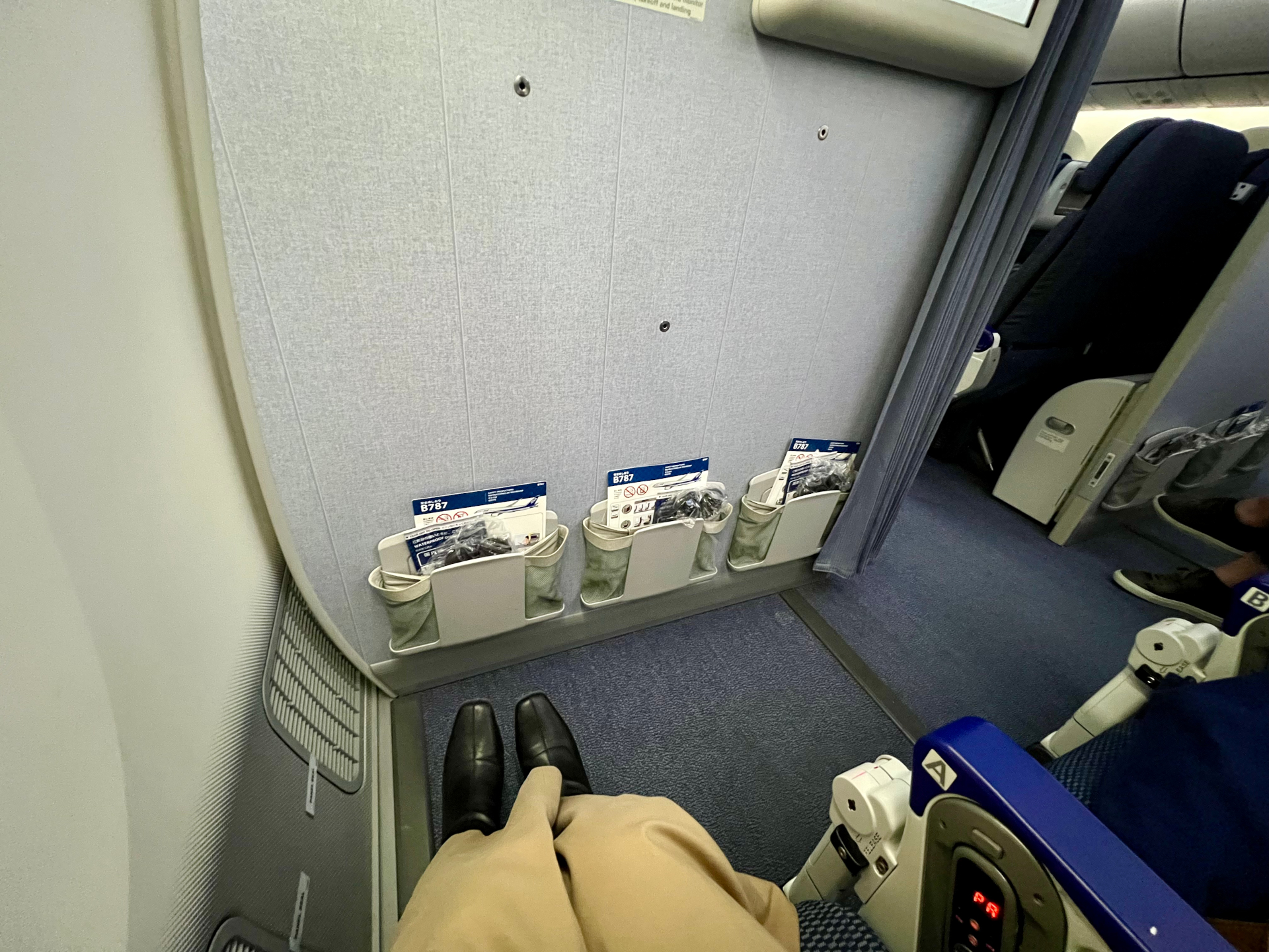 実際に利用したエコノミークラスのバルクヘッド席（窓側）