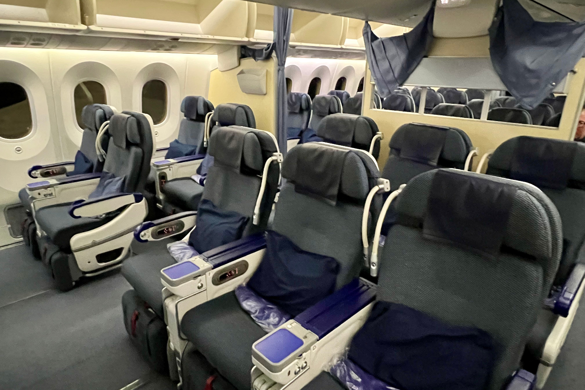 プレミアムエコノミークラス（写真）の後方の壁が、バルクヘッド席の目の前にくる