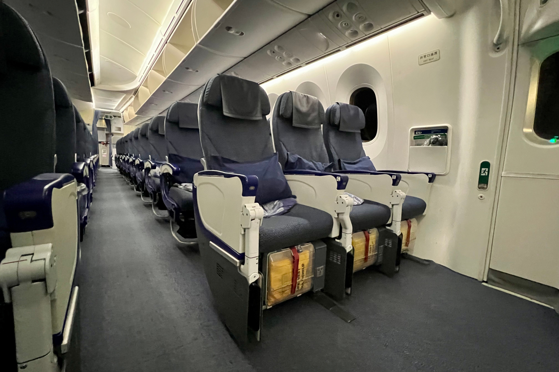 ANA ボーイング 787-8型機（184席仕様）のエコノミークラスの非常口席