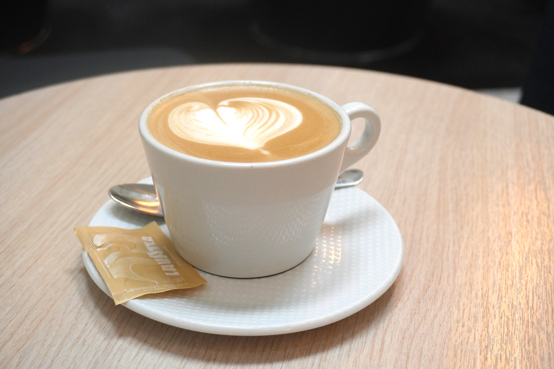 コーヒーブレイクを楽しむ「FIKA」という食文化が根付いており、定番シナモンロールはどこのカフェやコンビニでも売られている