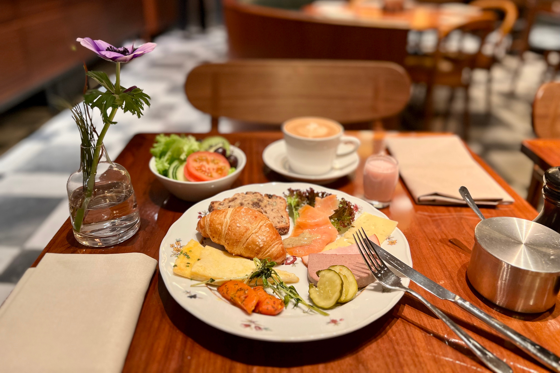 宿泊したホテルの朝食ビュッフェ。並んだ料理をセルフでとる“ビュッフェ”もスウェーデンが発祥