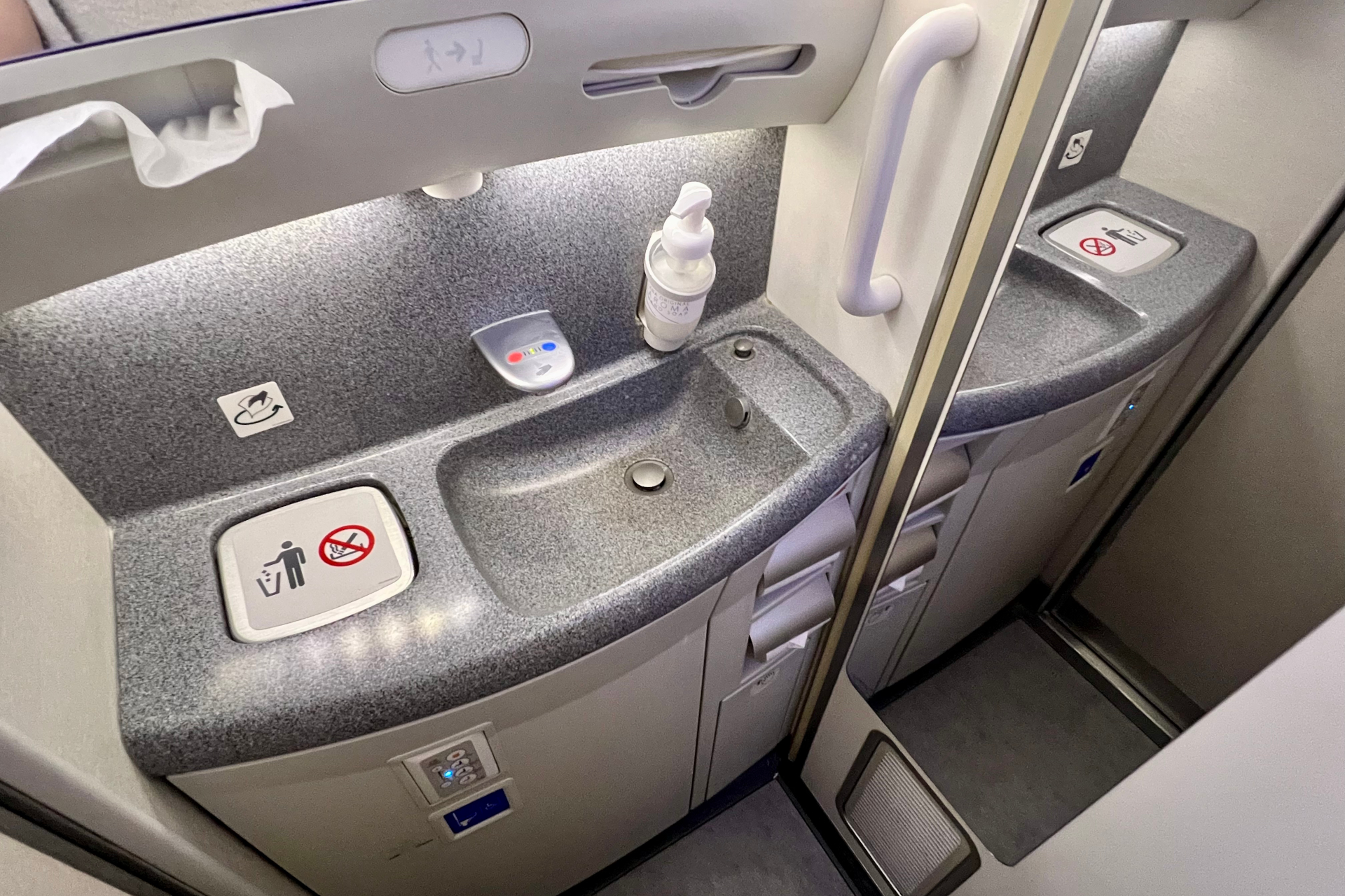 エコノミークラスのトイレ内にも化粧水、ボディクリーム、歯ブラシなどは用意されていないので忘れずに持参を