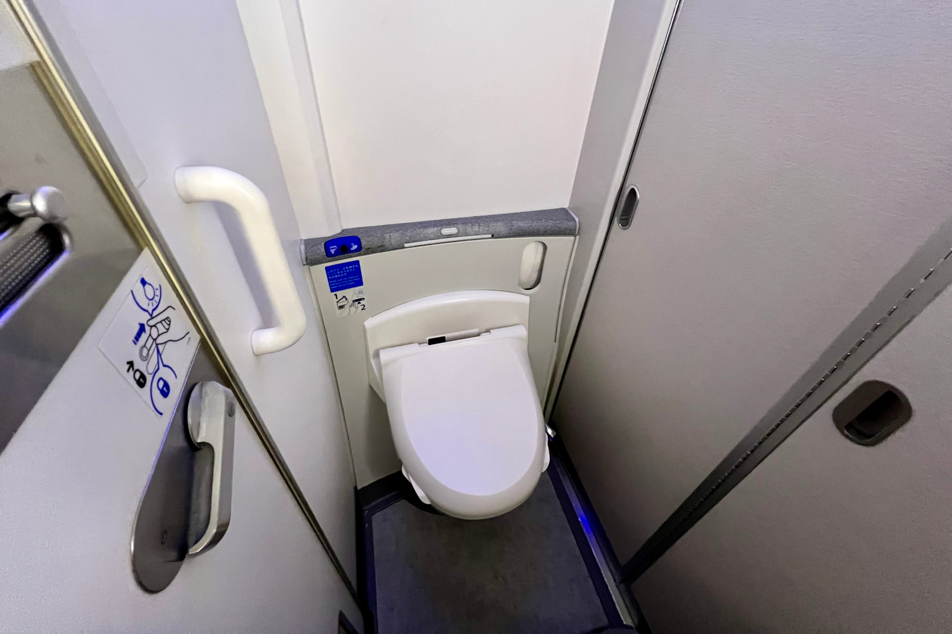 エコノミークラスのトイレ内にも化粧水、ボディクリーム、歯ブラシなどは用意されていないので忘れずに持参を