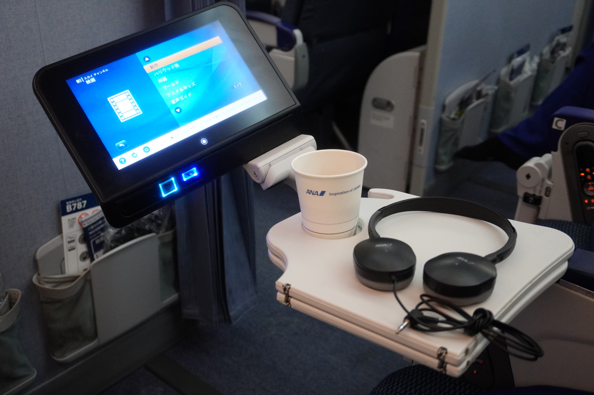 エコノミークラスではブランケット、機内エンタメ用のヘッドフォン、お水のペットボトルなどが提供される