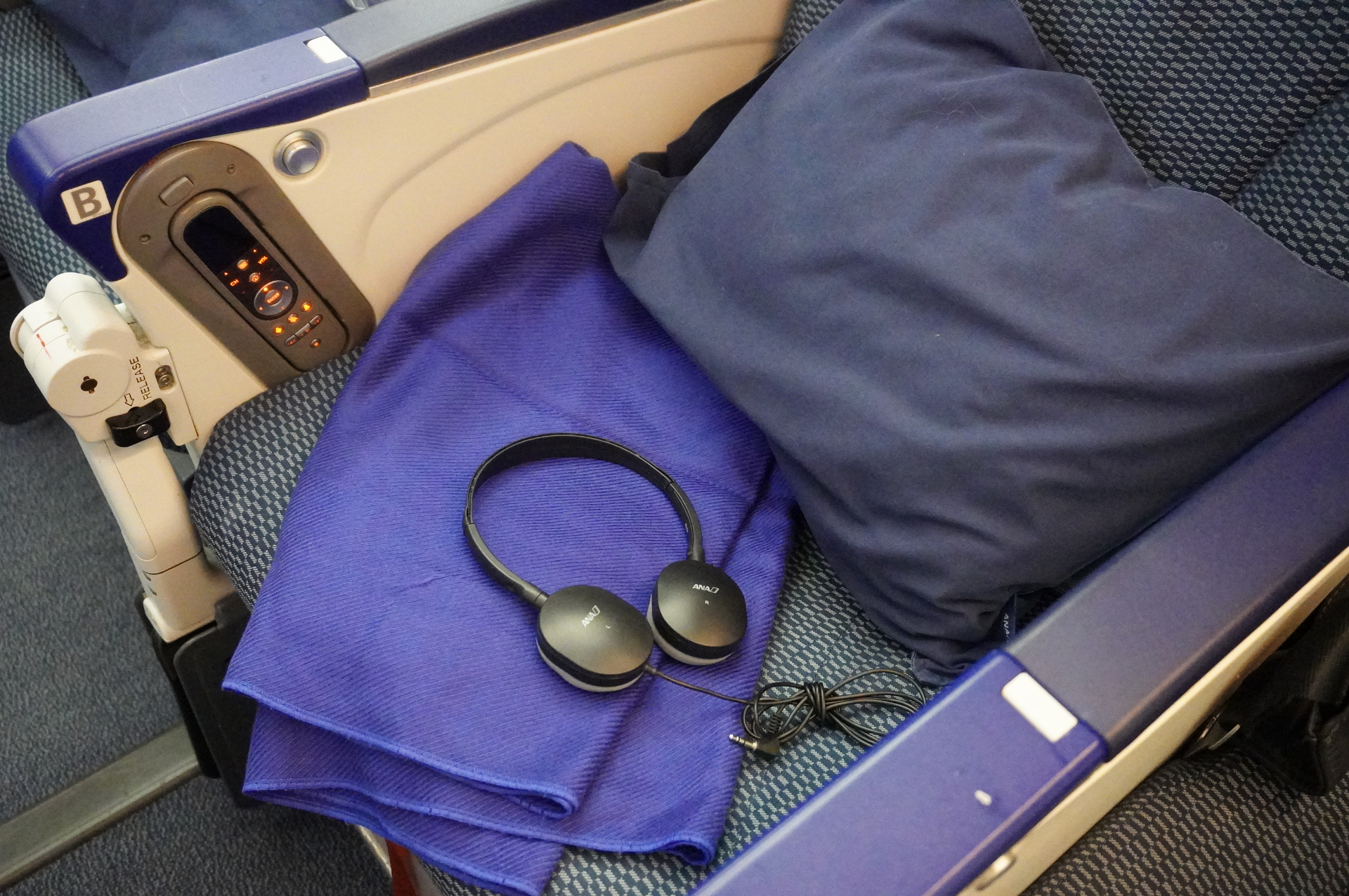 エコノミークラスではブランケット、機内エンタメ用のヘッドフォン、お水のペットボトルなどが提供される