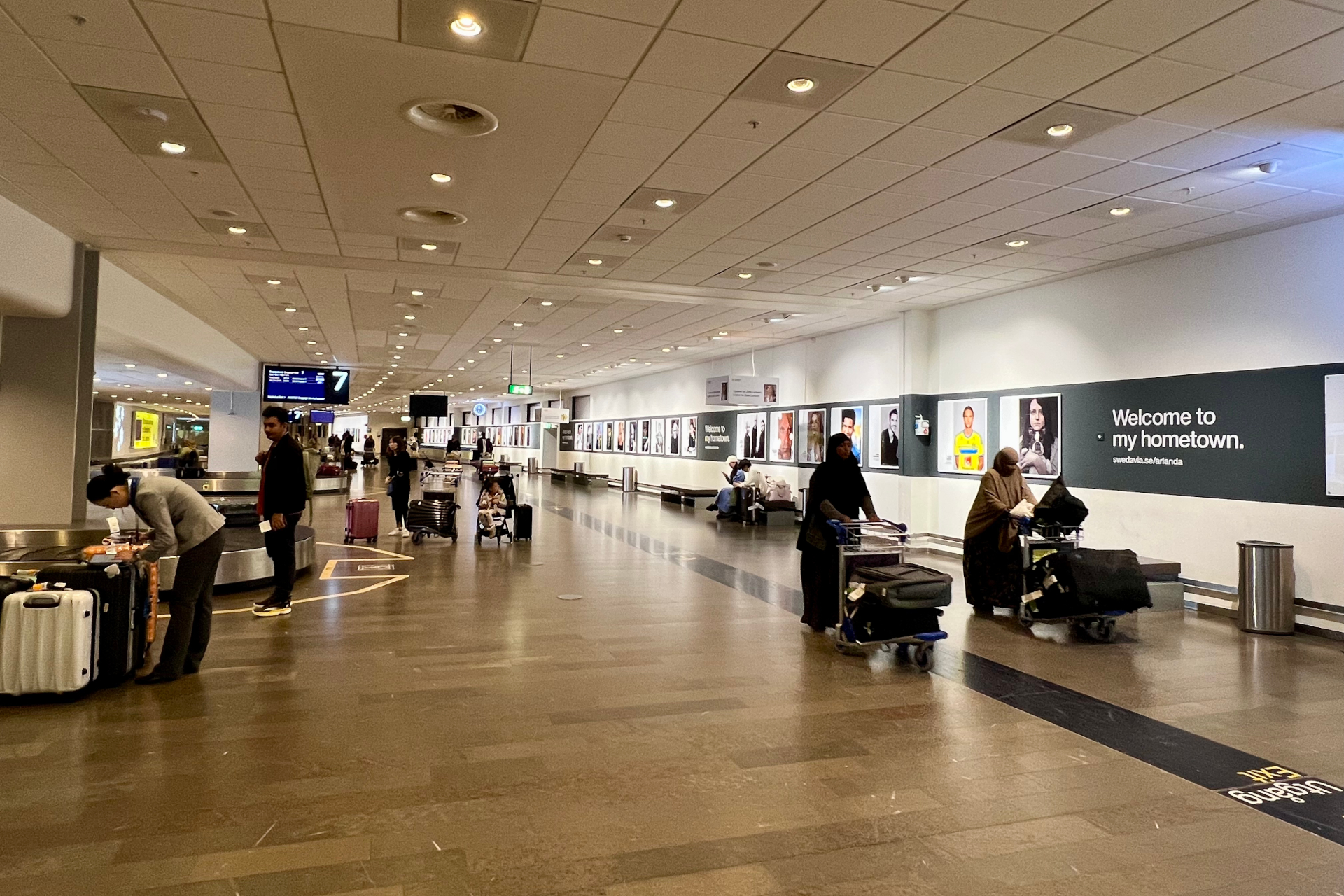 入国審査を抜け、手荷物受取所に向かうと、ターンテーブルに荷物は届いていた