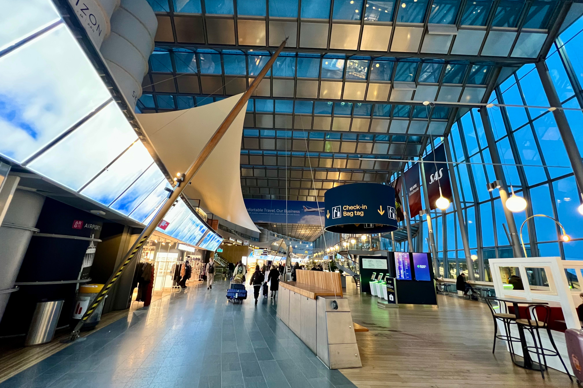 ターミナル5から、空港バス乗り場があるターミナル4へ移動。空港内は広く、早朝から営業しているカフェやコンビニも多数