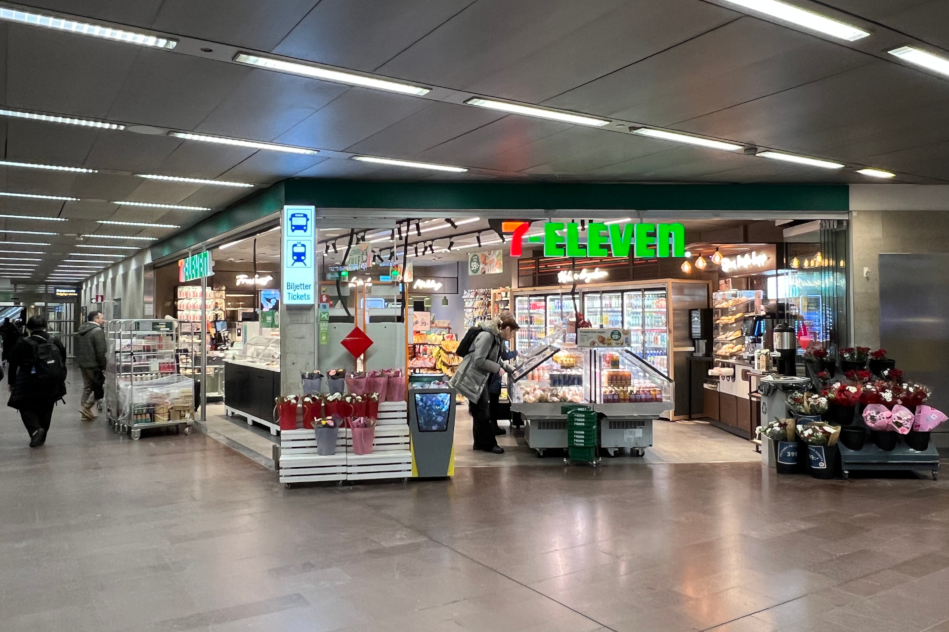 ターミナル5から、空港バス乗り場があるターミナル4へ移動。空港内は広く、早朝から営業しているカフェやコンビニも多数