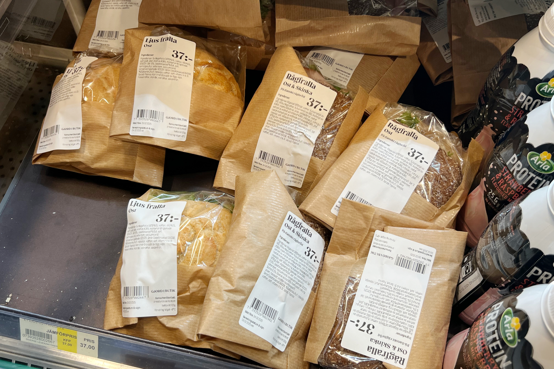 ターミナル5から、空港バス乗り場があるターミナル4へ移動。空港内は広く、早朝から営業しているカフェやコンビニも多数