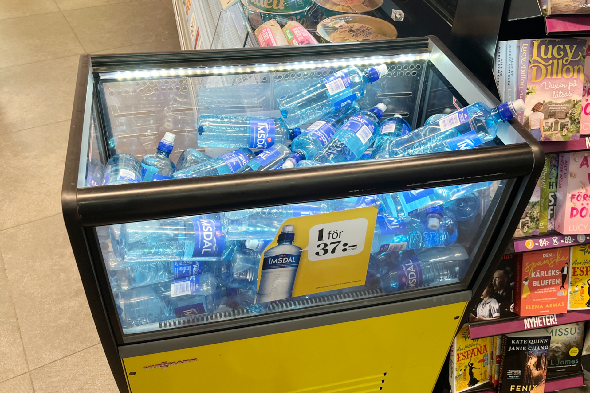 ターミナル5から、空港バス乗り場があるターミナル4へ移動。空港内は広く、早朝から営業しているカフェやコンビニも多数