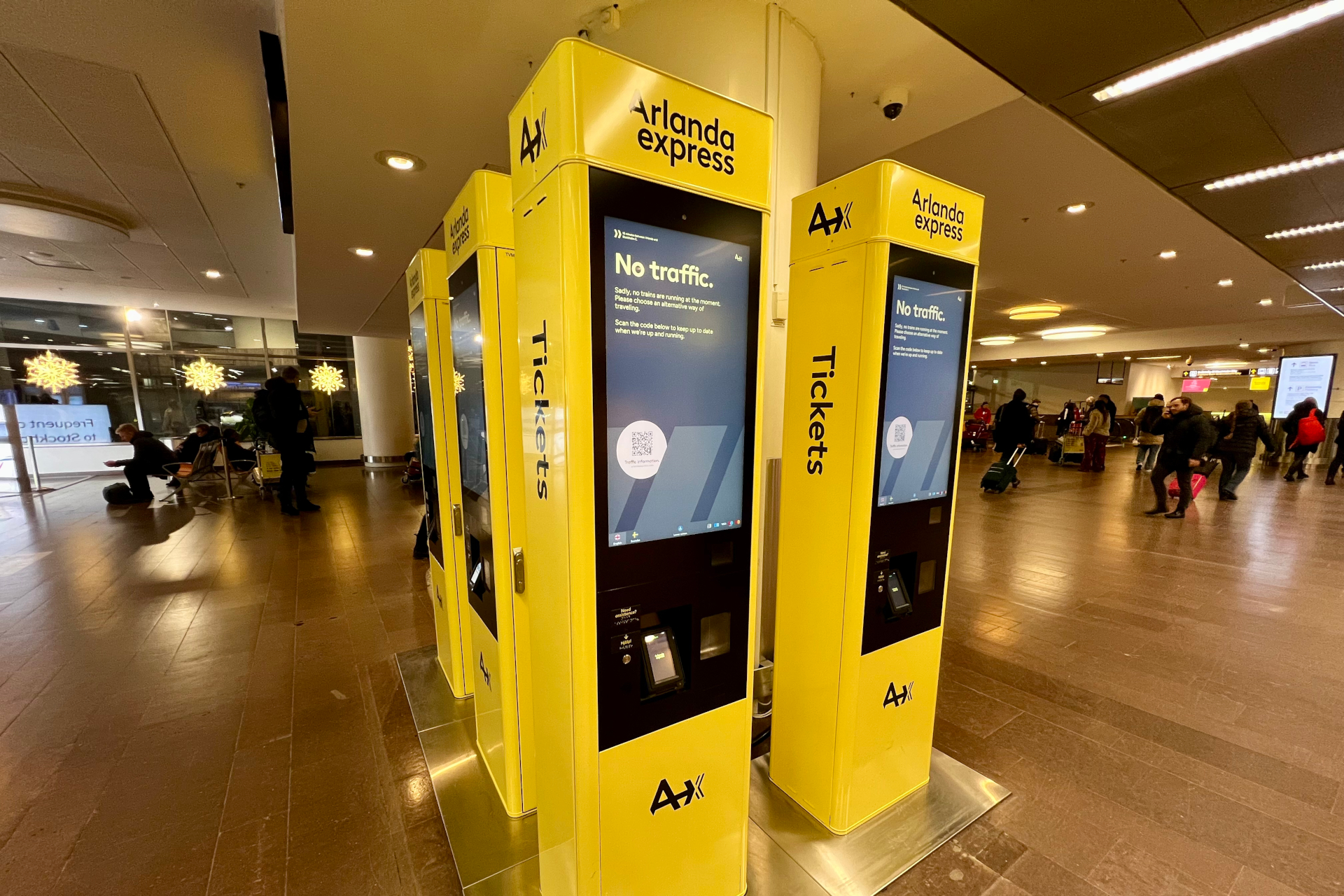 黄色い鉄道「Arlanda express（アーランダ・エクスプレス）」。空港内にもチケット売り場あり