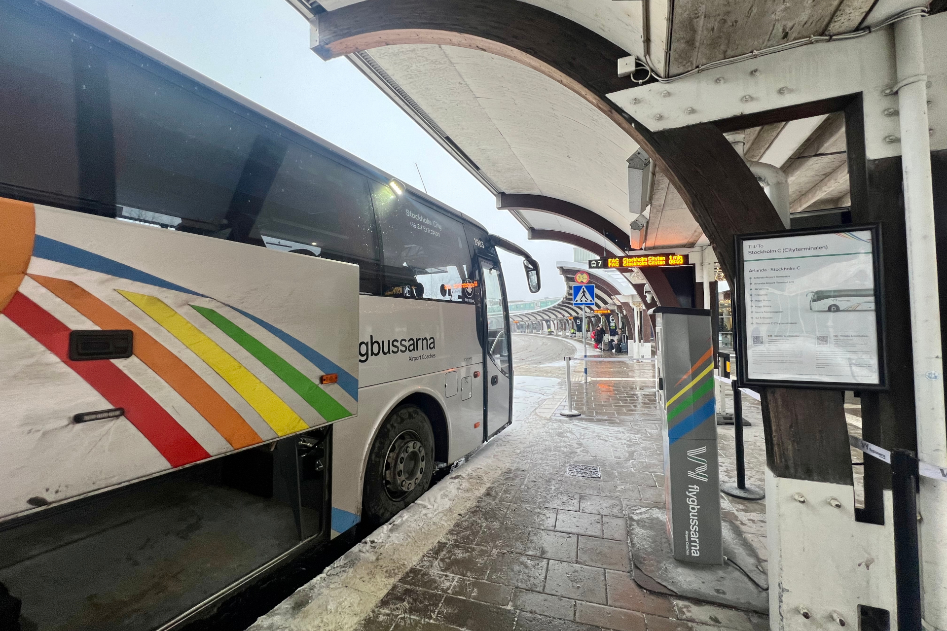 空港バス乗り場「7」は、アーランダ空港ターミナル4を外に出た目の前に