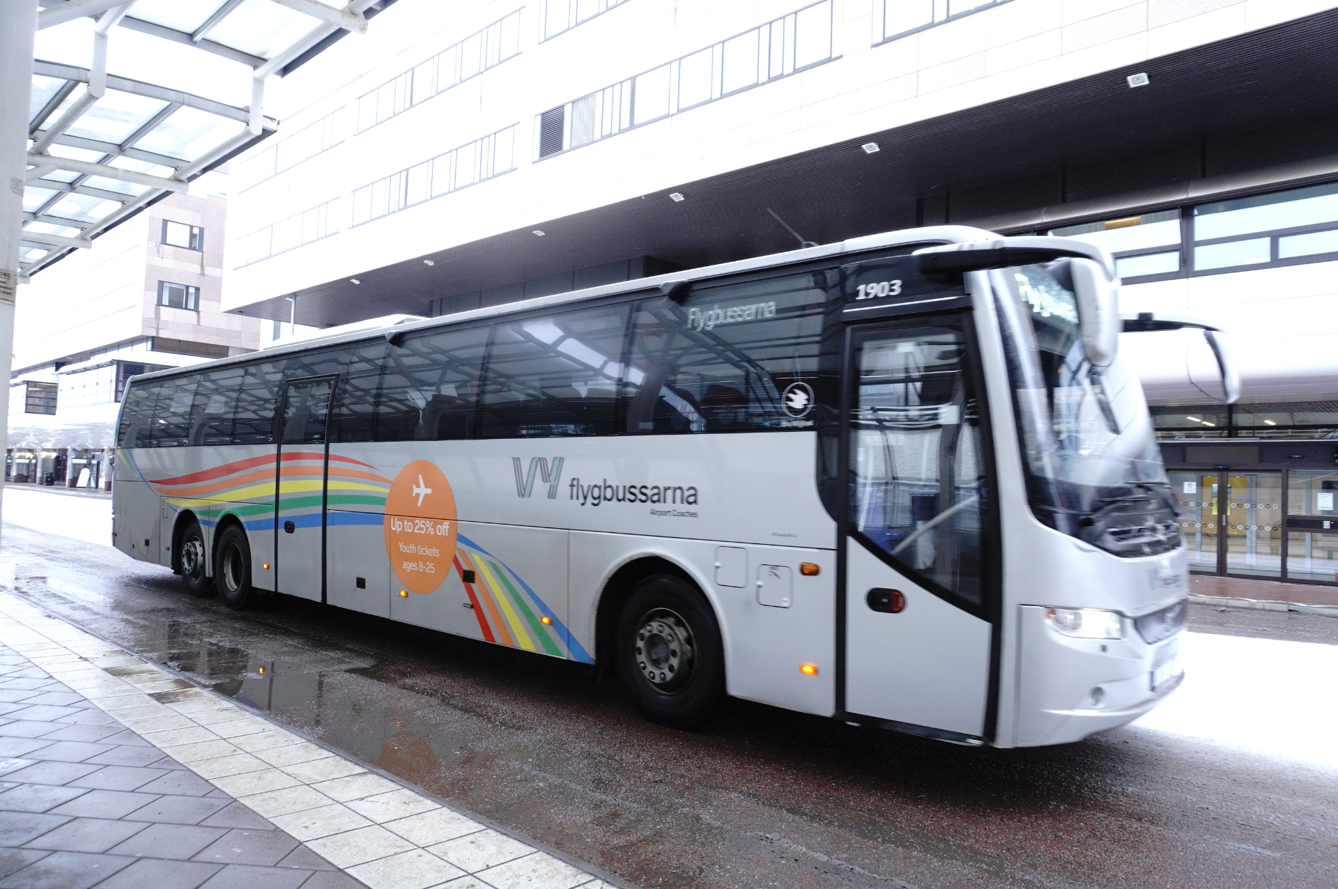 虹色のマークが目印の空港バス「Vy flygbussarna（フライバス）」。片道1500円ほどで市内中心部へ直行