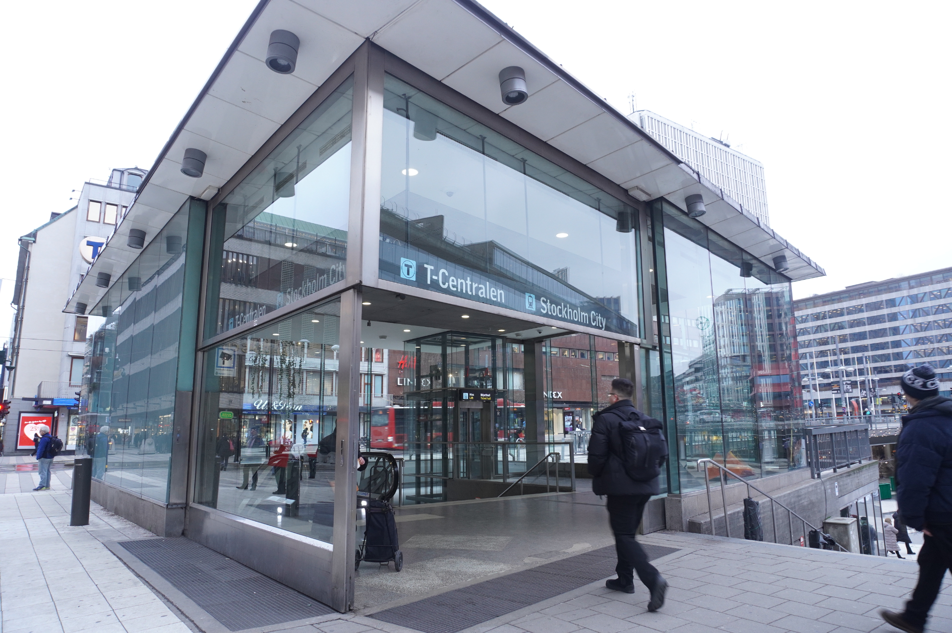 ストックホルム地下鉄は「世界一長い美術館」と言われ、駅構内は異世界のようなアート空間が広がる