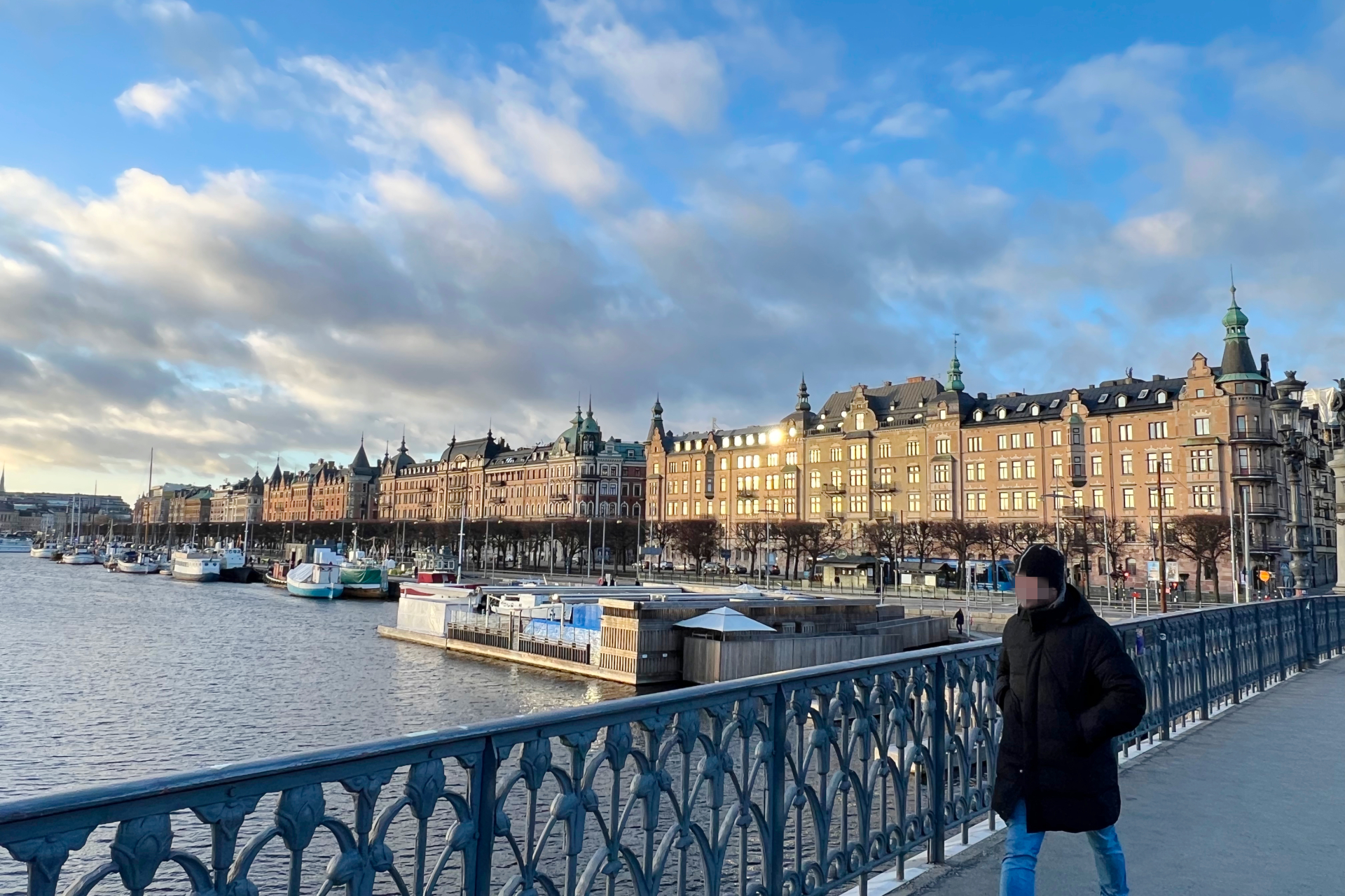 スウェーデンの首都ストックホルムは、バルト海に面した14の島々と運河からなる美しい水の都。そのため運河を運航する船と橋が多い