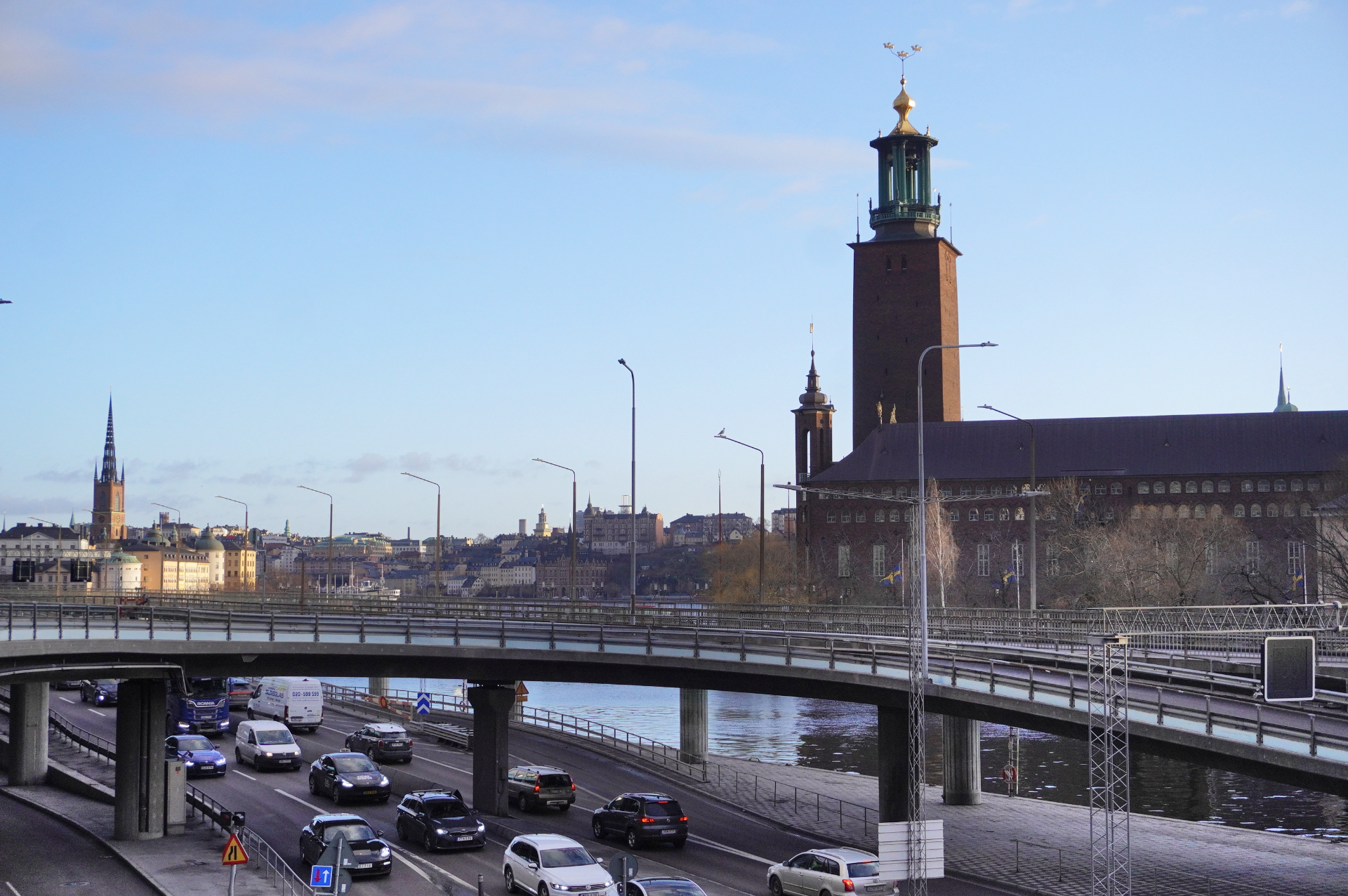 街なかの道路や高速道路も整備されている。写真右の高い建物はストックホルム市庁舎